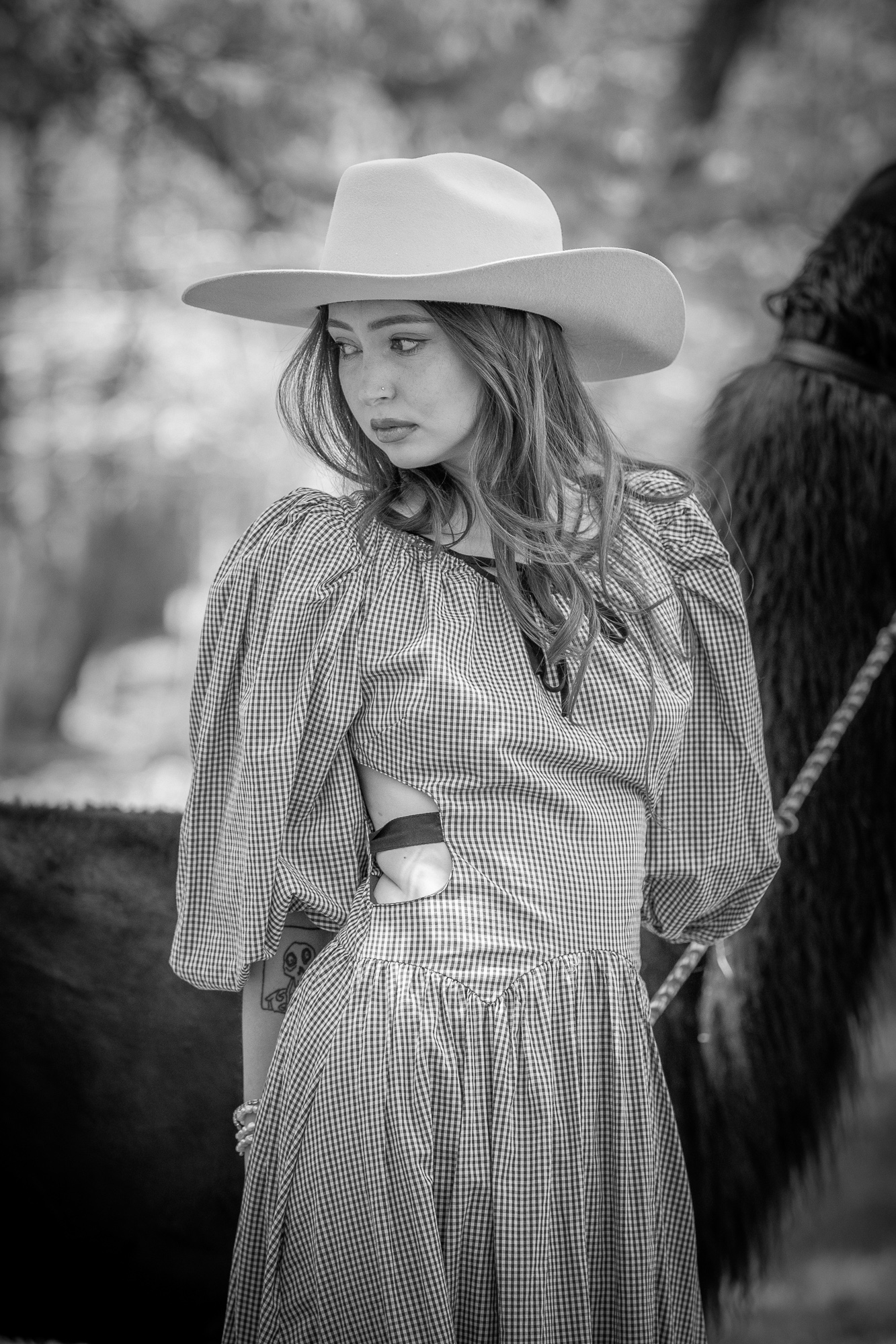 Retrato en blanco y negro de mujer con sombrero blanco
