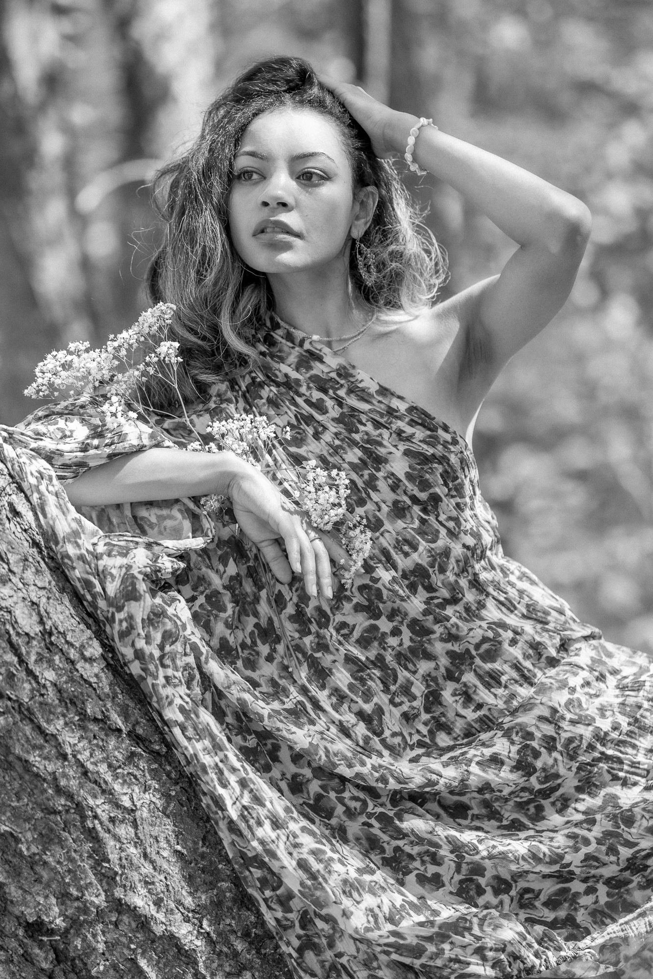 Retrato en blanco y negro de mujer con vestido de encaje y el brazo sobre la cabeza