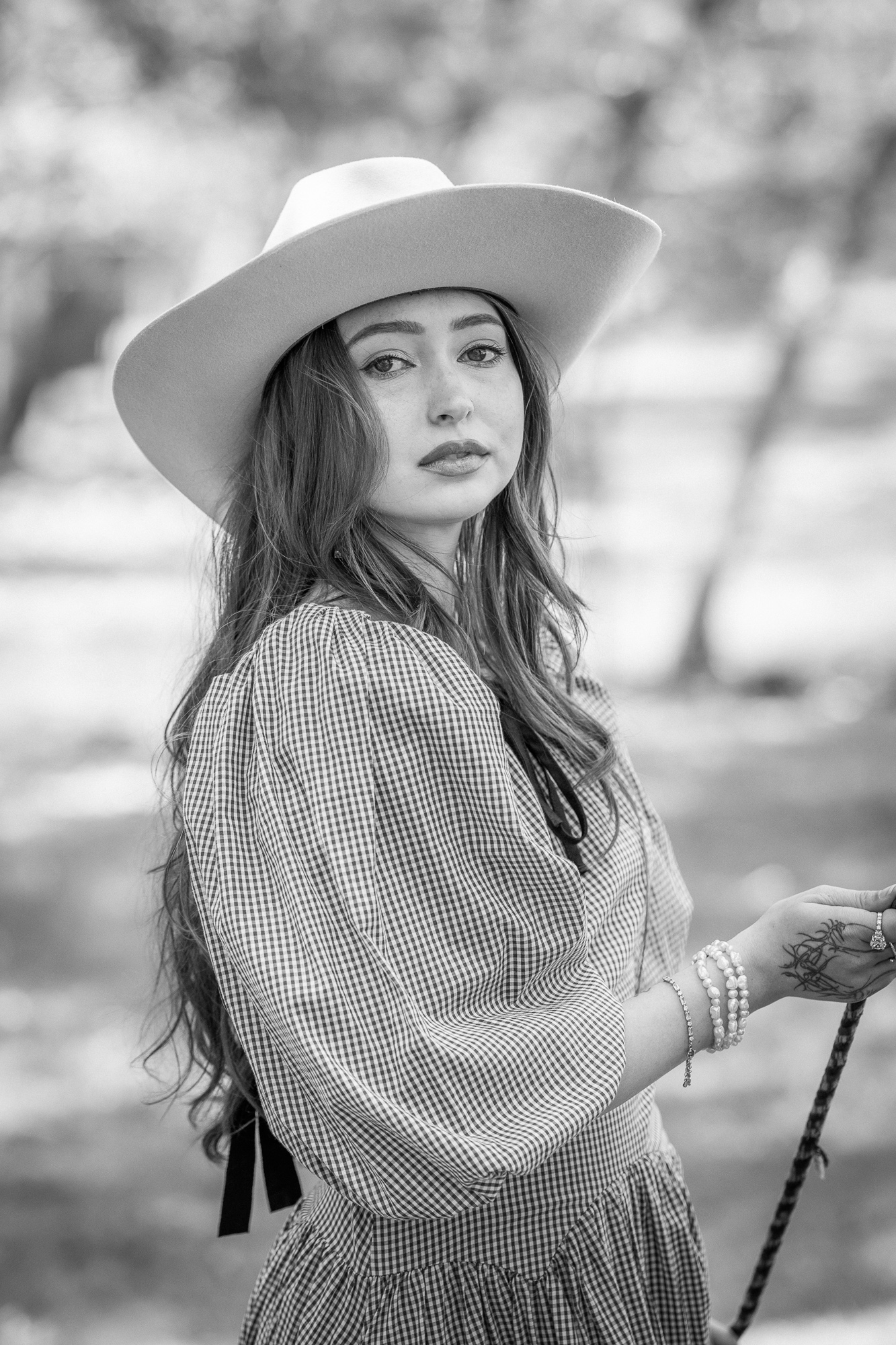 Retrato en blanco y negro de mujer con sombrero de ala ancha